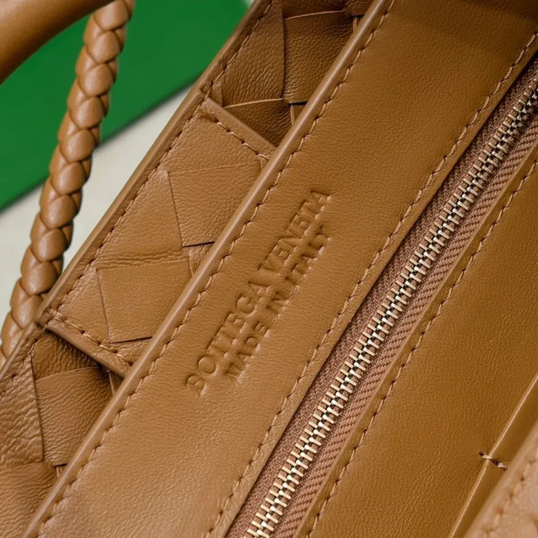 The 2023 new Andiamo batch of 2260 BV has been shipped‼ ️Really popular🔥The new Andiamo woven handbag launched by Bottega Veneta this season is really popular all over the world! ! Celebrities at home and abroad have worn it, and Oscar-winning actress Michelle Yeoh has taken it out on the street. Song Jia, Trai Yara, Yu Feihong, Sanji Ayaka, Rosie Hunting-Whiteley, Yoshioka Riho, etc. have all picked up this bag. It is classic and versatile, showing off its temperament, and the bag capacity is also large, which is very convenient for daily commuting! ! A variety of carrying methods, the shoulder straps can be adjusted by yourself, the original lambskin feels soft and delicate, and the unisex style breaks gender boundaries and brings a more practical and longer-lasting use experience. Andiamo, which has both elegant and casual styles, perfectly interprets the true appearance of "fashionable old money style". Style number: 8463 Size: 32*24*12